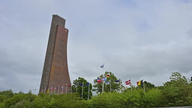Turm aus Backstein mit Fahnen umgeben von vegetationsreicher Umgebung, Marine-Ehrenmal, Laboe, Kieler F&ouml;rde, Schleswig-Holstein, Deutschland, Europa