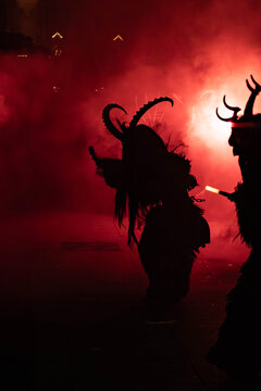 Silhouette von Perchten (Krampus) bei einem Perchtenlauf im Advent in &Ouml;sterreich