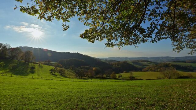 Weite gr&uuml;ne Wiesen klarer Himmel f&uuml;r eine nat&uuml;rliche, friedliche Stimmung, V&ouml;ckelsbach, M&ouml;rlenbach, Landkreis Bergstrasse, Odenwald, Hessen, Deutschland, Europa 