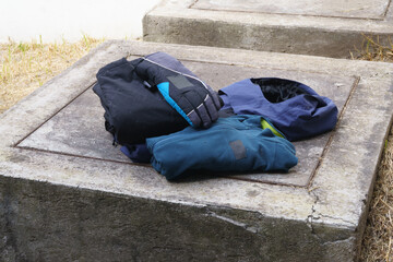 Outdoor hiking clothes and gloves on a concrete slab © Luis Fernando Dávila