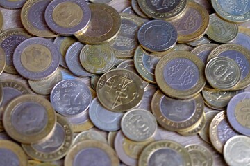 A close-up view of Turkish lira coins in bulk. 5 lira, 50 kuruş, 1 TL, 5 kuruş, 10 kuruş. Economic crisis. Inflation. Salary increases for retirees and civil servants. Turkish Lira money.
