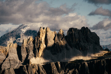 Majest&auml;tische Berge der Dolomiten erheben sich in ihrer vollen Pracht, mit schroffen Gipfeln, tiefen T&auml;lern und einem atemberaubenden Spiel aus Licht und Schatten &ndash; ein Meisterwerk der Natur.