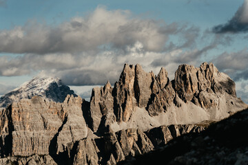 Majest&auml;tische Berge der Dolomiten erheben sich in ihrer vollen Pracht, mit schroffen Gipfeln, tiefen T&auml;lern und einem atemberaubenden Spiel aus Licht und Schatten &ndash; ein Meisterwerk der Natur.