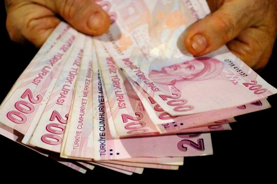 Close-up of 200 Turkish Lira banknotes in an elderly woman's hands. Pension. Old-age pension. Pensions. Inflation. Year-end salary increases for civil servants and retirees. 200 TL.