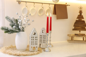 Obraz premium Beautiful Christmas decor on countertop in kitchen. Interior design