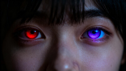 怪しく光る女性の目