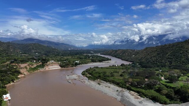 Video A&eacute;reo realizado con drone, en la cuenca del R&iacute;o Cauca, cerca al municipio de Santa Fe de Antioquia