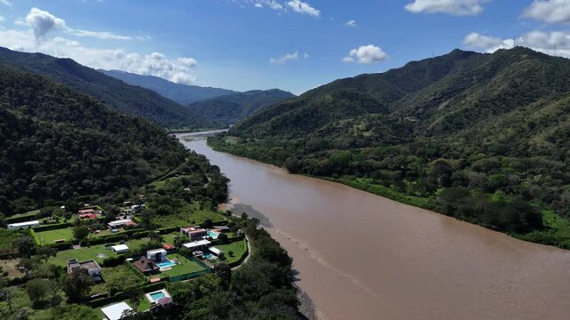 Video A&eacute;reo realizado con drone, en la cuenca del R&iacute;o Cauca, cerca al municipio de Santa Fe de Antioquia