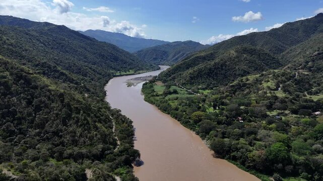 Video A&eacute;reo realizado con drone, en la cuenca del R&iacute;o Cauca, cerca al municipio de Santa Fe de Antioquia
