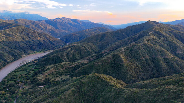 Foto a&eacute;rea tomada desde un  drone, en la cuenca del R&iacute;o Cauca, cerca al municipio de Santa Fe de Antioquia