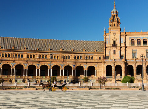 Horse carts take visitors through the Plaza de Espana, located in the Parque de Mar&iacute;a Luisa (Maria Luisa Park), 