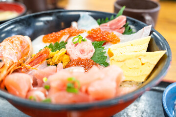 盛り付けの美しさ際立つ海鮮丼のクローズアップ
