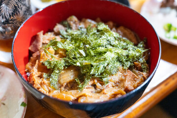甘辛ダレが染みた香ばしいとり飯の一杯