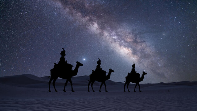 Los Tres Reyes Magos siguiendo la Estrella de Bel&eacute;n &mdash; Melchor, Gaspar y Baltasar cruzando el desierto en la noche estrellada, montados en camellos y guiados por la luz celestial.