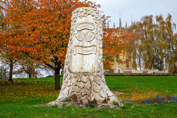 Battle of Evesham Abbey Park Throne in Evesham, Worcestershire © chrisdorney