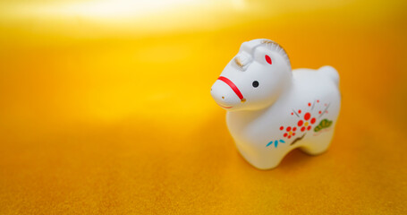 午の置物と金色背景