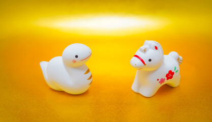 向き合う巳と午の干支