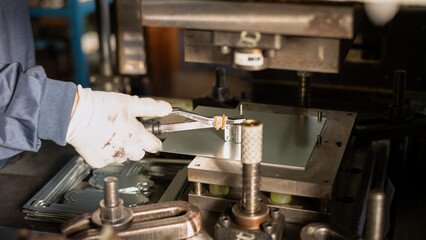 Safe Metal Press Work Using Magnetic Plate Removal Tool