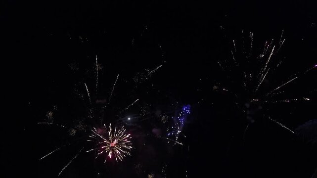 Fuegos artificiales de noche 