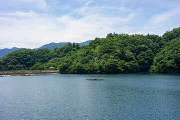 夏の山梨県上野原市にある大野貯水池