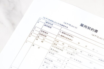 雇用契約書 - 雇用主と労働者の間で締結する、賃金や労働時間など雇用契約の内容を文書にした雇用契約書
