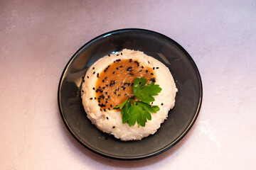 Imagen horizontal de un puré de papa con salsa gravy en medio