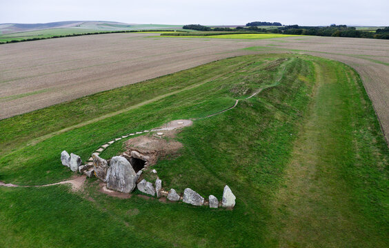 West Kennet long barrow, Avebury, England. Prehistoric Neolithic chambered burial site. Barrow mound 104m long 25m wide. Looking S.W. aka West Kennett