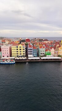 Video 4K 60FPS: Willemstad (D&iacute;a). Casas coloniales, Puente de la Reina y crucero.