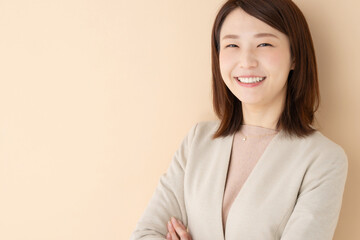 ビジネス　女性　ベージュ