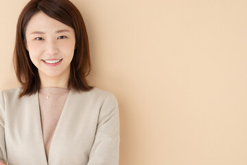 ビジネス　女性　ベージュ