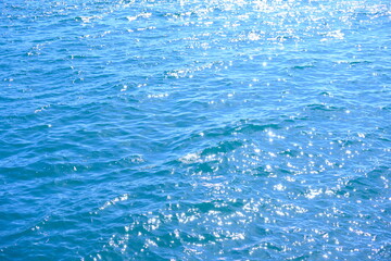 太陽の光がきらめく、鮮やかな青い海面