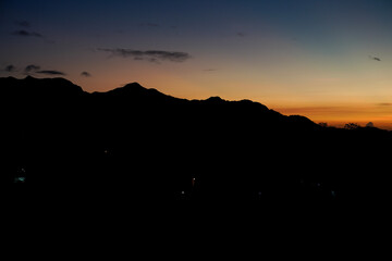 Atardecer en las montañas, horizonte anaranjado, paisaje natural