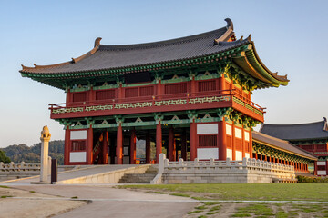 Obraz premium A view of the entrance of the ancient Woljeonggyo Bridge taken around sunset