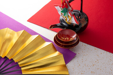 お屠蘇と扇と和風の敷物のイメージ　
