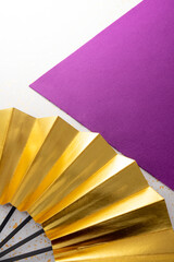 金色の扇子と和風の敷物のイメージ