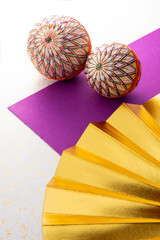 手鞠と金色の扇子と和風の敷物のイメージ