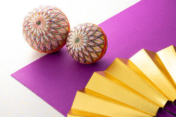 手鞠と金色の扇子と和風の敷物のイメージ