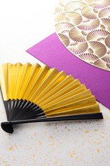 金色の扇子と和風の敷物のイメージ