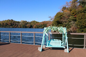 伊豆 一碧湖の秋。大池、ブランコのあるテラス。