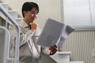 作業用着を着た若い男性　建設イメージ