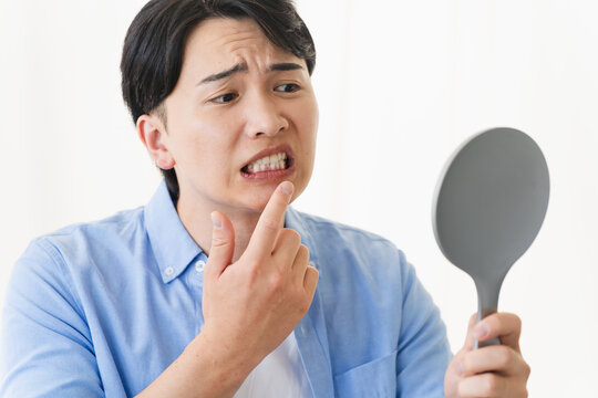 オーラルケアをする若い男性　健康イメージ