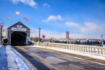 Naklejka premium Entrance of the Hartland Covered Bridge on a Sunny Winter Day