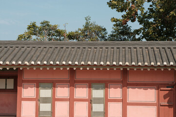 Obraz premium Traditional Korean Wall and Tiled Roof