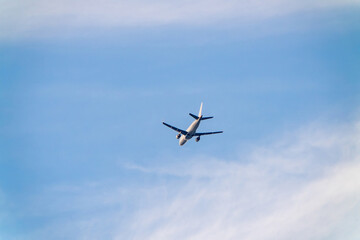 大空を飛ぶ旅客機