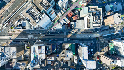 都市と道路の風景の真俯瞰ドローン空撮 © metamorworks