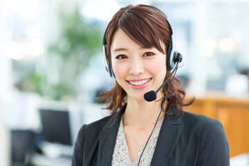 ヘッドセットを着用した日本人女性のカスタマーサポートオペレーターのポートレート