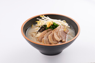 Tonkotsu Ramen with Chashu Pork, Bean Sprouts, and Wood Ear Mushroom
차슈 돼지고기, 숙주나물, 목이버섯을 곁들인 돈코츠 라멘