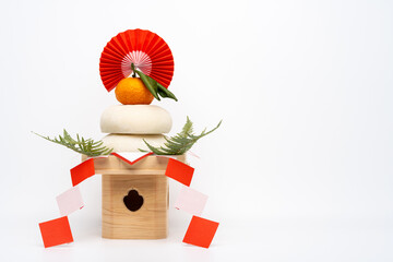 本物のお餅&ldquo;鏡餅"を左側に配置した写真　白背景　三宝(台座)あり