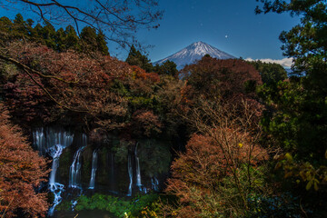 コールドムーンの月光にに照らされた紅葉の白糸の滝と富士山