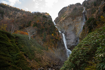 紅葉する秋の美しい称名滝	
